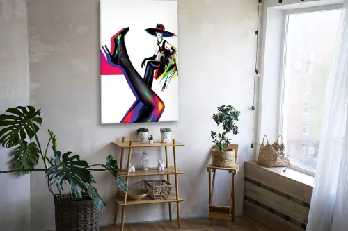 Affiche mode Inspiration aux ombres colorées accrochée au-dessus d’une console dans un intérieur lumineux