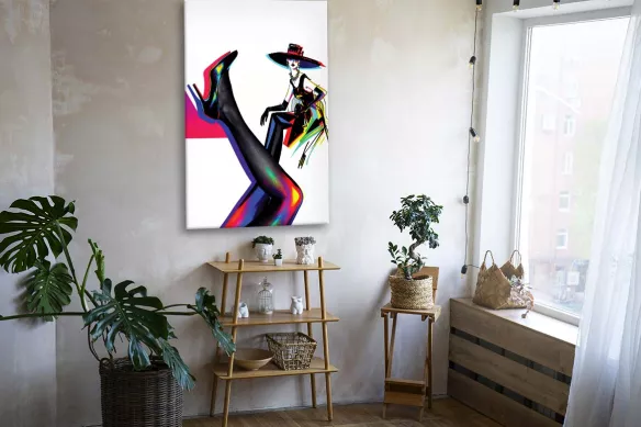 Affiche mode Inspiration aux ombres colorées accrochée au-dessus d’une console dans un intérieur lumineux