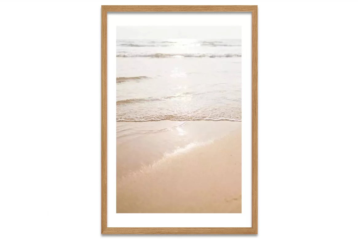Visuel de l’affiche Vague sur la plage : sable doré et vague au bord de l’eau painting_wood_frame_vertical