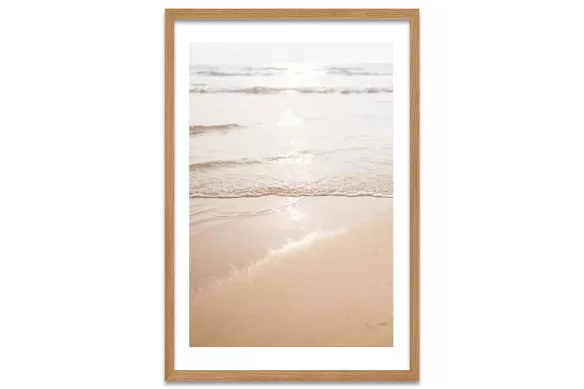 Visuel de l’affiche Vague sur la plage : sable doré et vague au bord de l’eau cadre-chene-portrait-avec-bordure