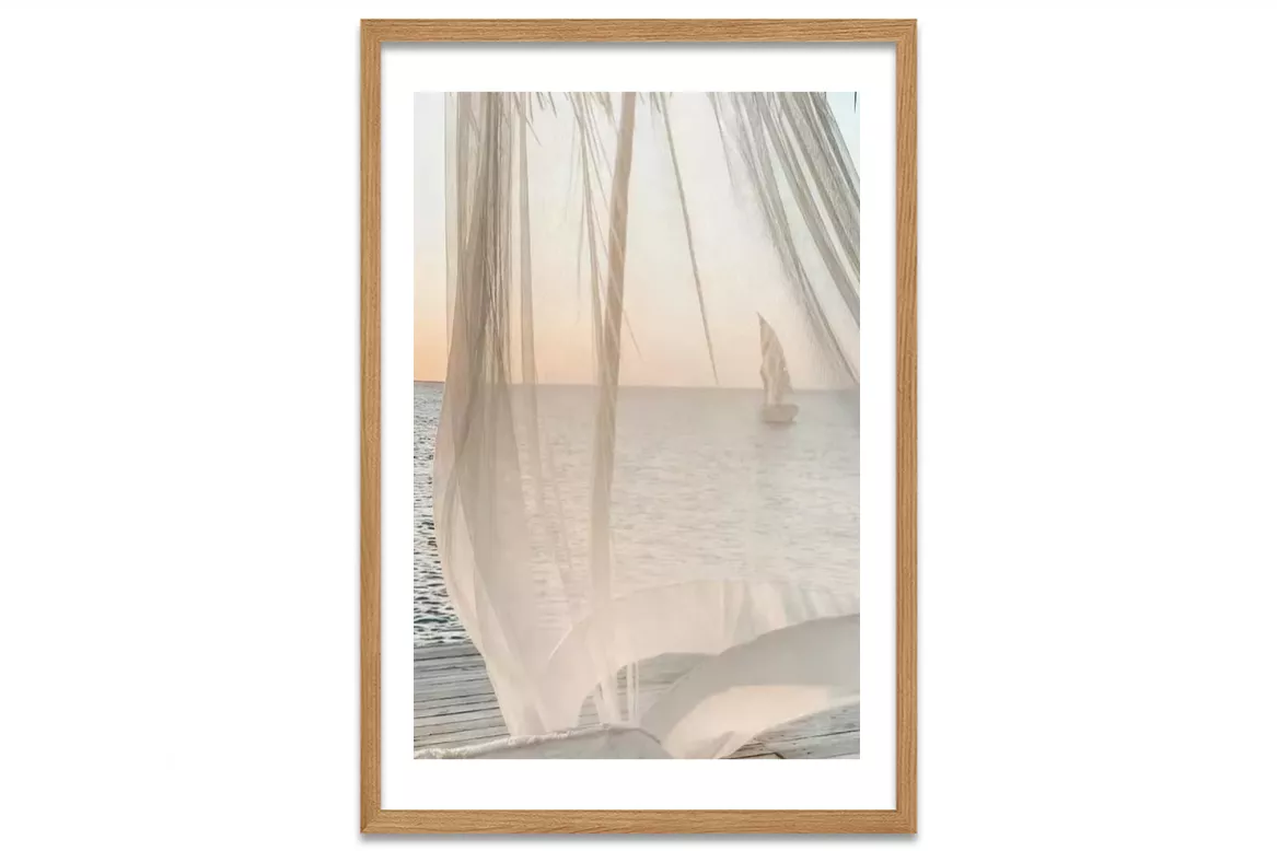 Visuel de l’affiche Voile sur mer : voilage léger face à l’horizon marin et voilier au loin painting_wood_frame_vertical