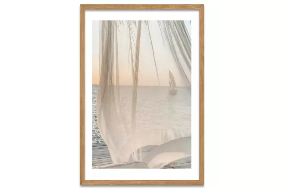 Visuel de l’affiche Voile sur mer : voilage léger face à l’horizon marin et voilier au loin cadre-chene-portrait-avec-bordure