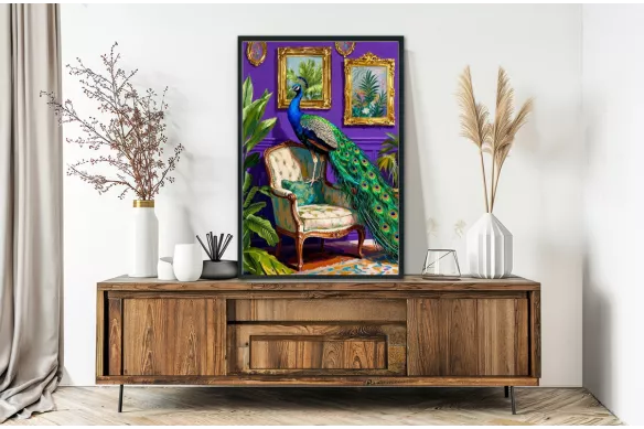 Visuel de l’affiche Monsieur Léon : paon sur un fauteuil vintage, fond violet et détails dorés painting_black_frame_vertical