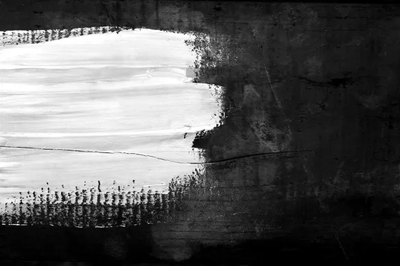 coup peinture blanche sur fond noir