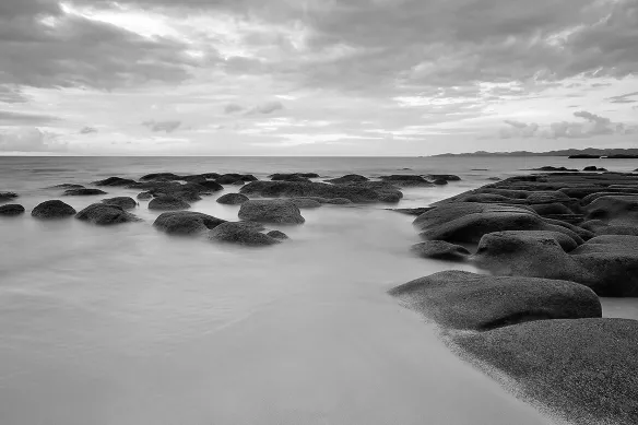 Mer-adaman-noir-et-blanc-rocher-plage