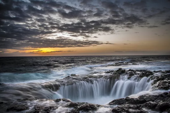 toile-paysage-cascade-et-ciel-nuageux