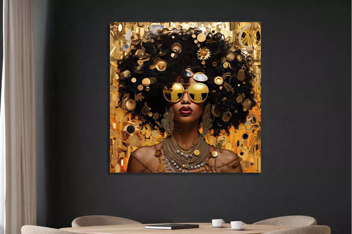 Tableau en verre carré représentant un portrait de femme aux tons dorés, accroché sur un mur gris anthracite au-dessus d’une table