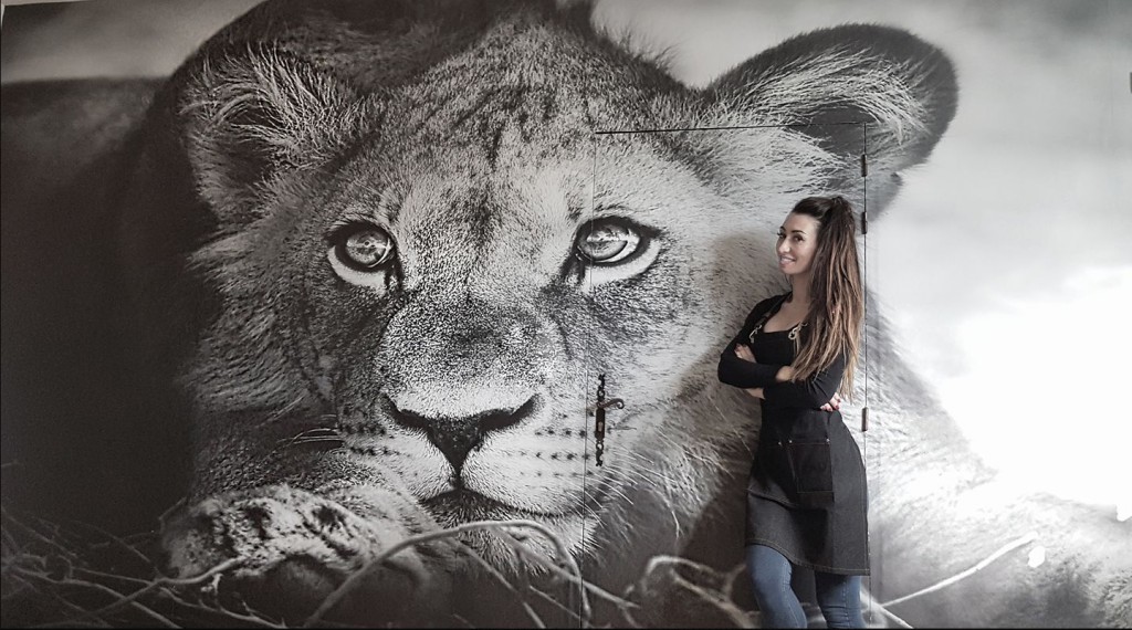 papier peint izoa lionceau posé dans une salle d'attente