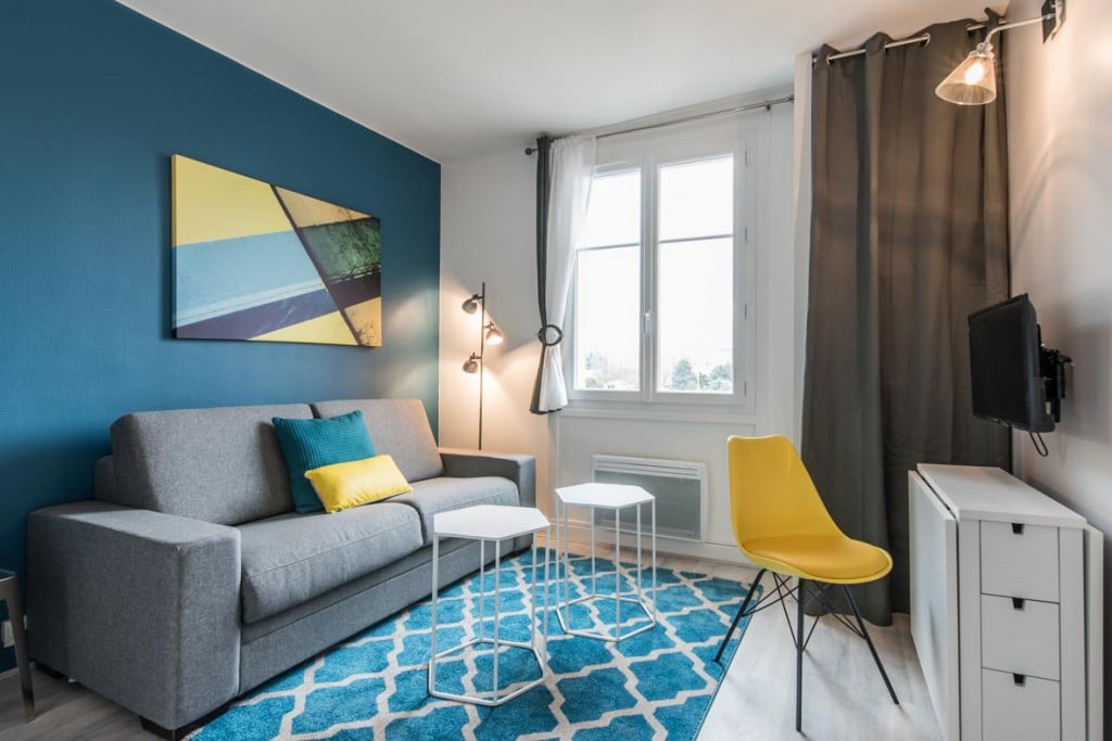 salon design graphique bleu ciel et jaune