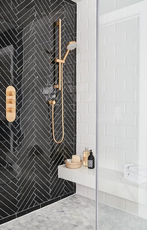 du doré dans la salle de bain