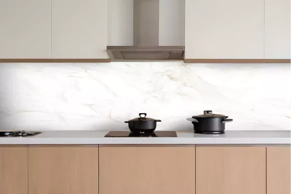 Crédence effet marbre beige : quelles couleurs et quelles matières lui associer ?